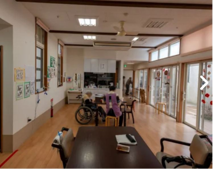 中庭に面した明るい大ホール