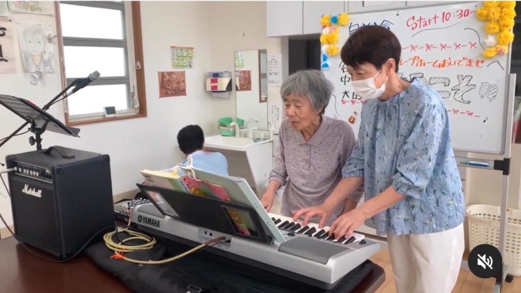 生演奏で歌を唄いに地域の方がボランティアに来て下さいました〜