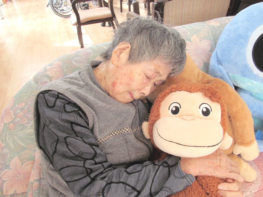 お気に入りのお猿さんとお昼寝 気持ちいいね♪